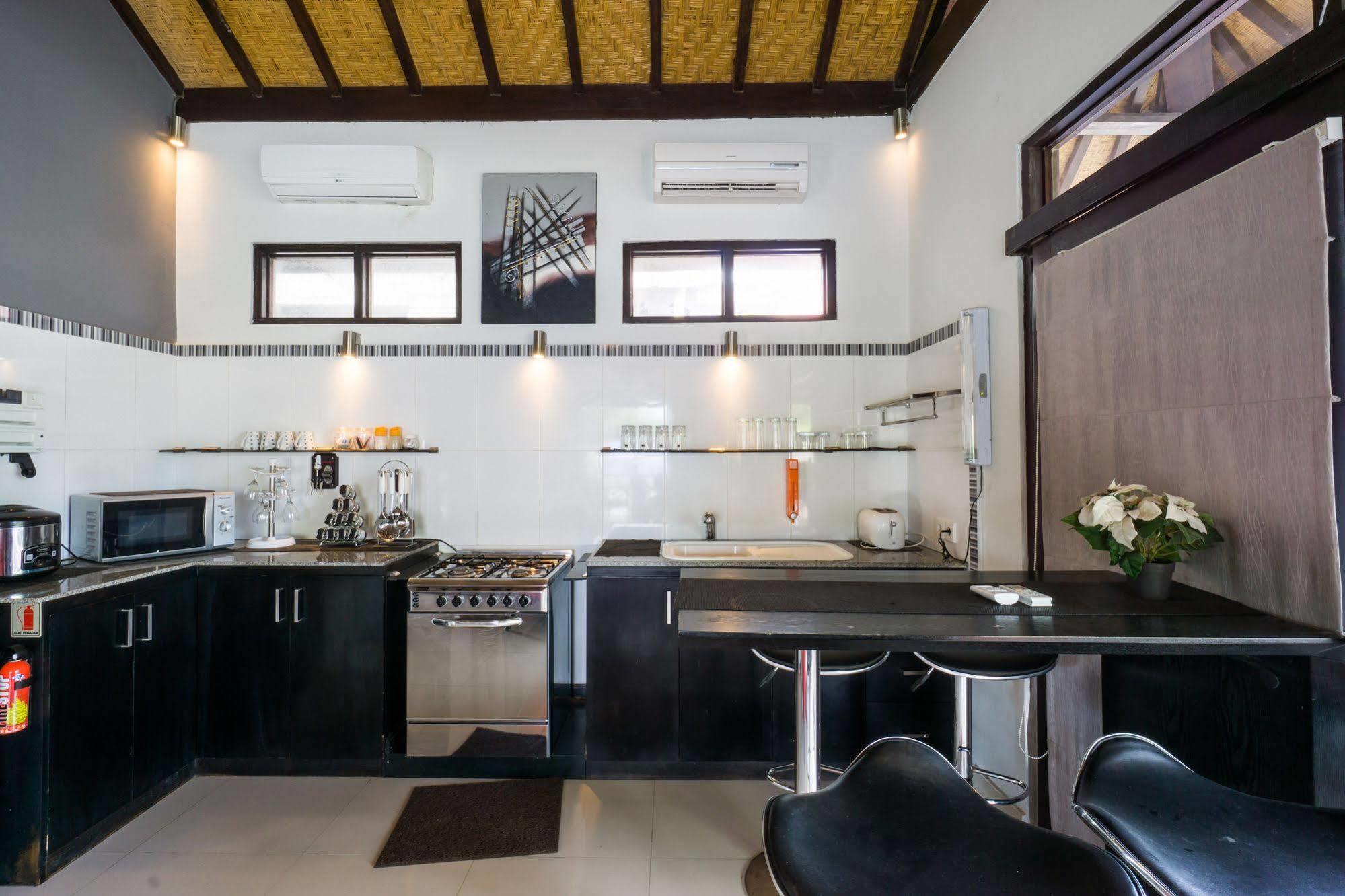 Tropica Gili Total Body Fit - Free Access Gym And Coworking Space Gili Trawangan Exterior photo